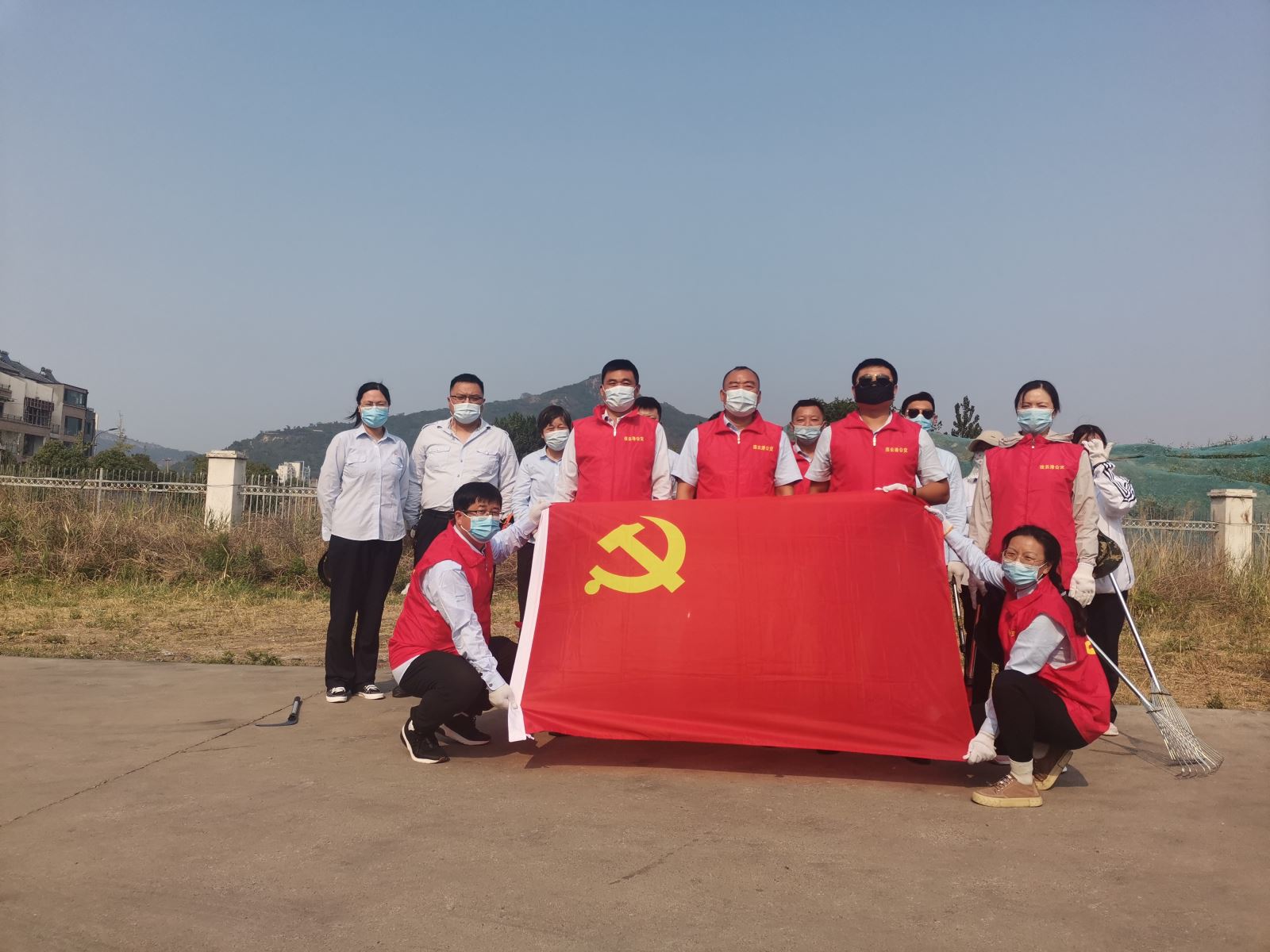 開展義務除草活動，積極推進創(chuàng)文工作