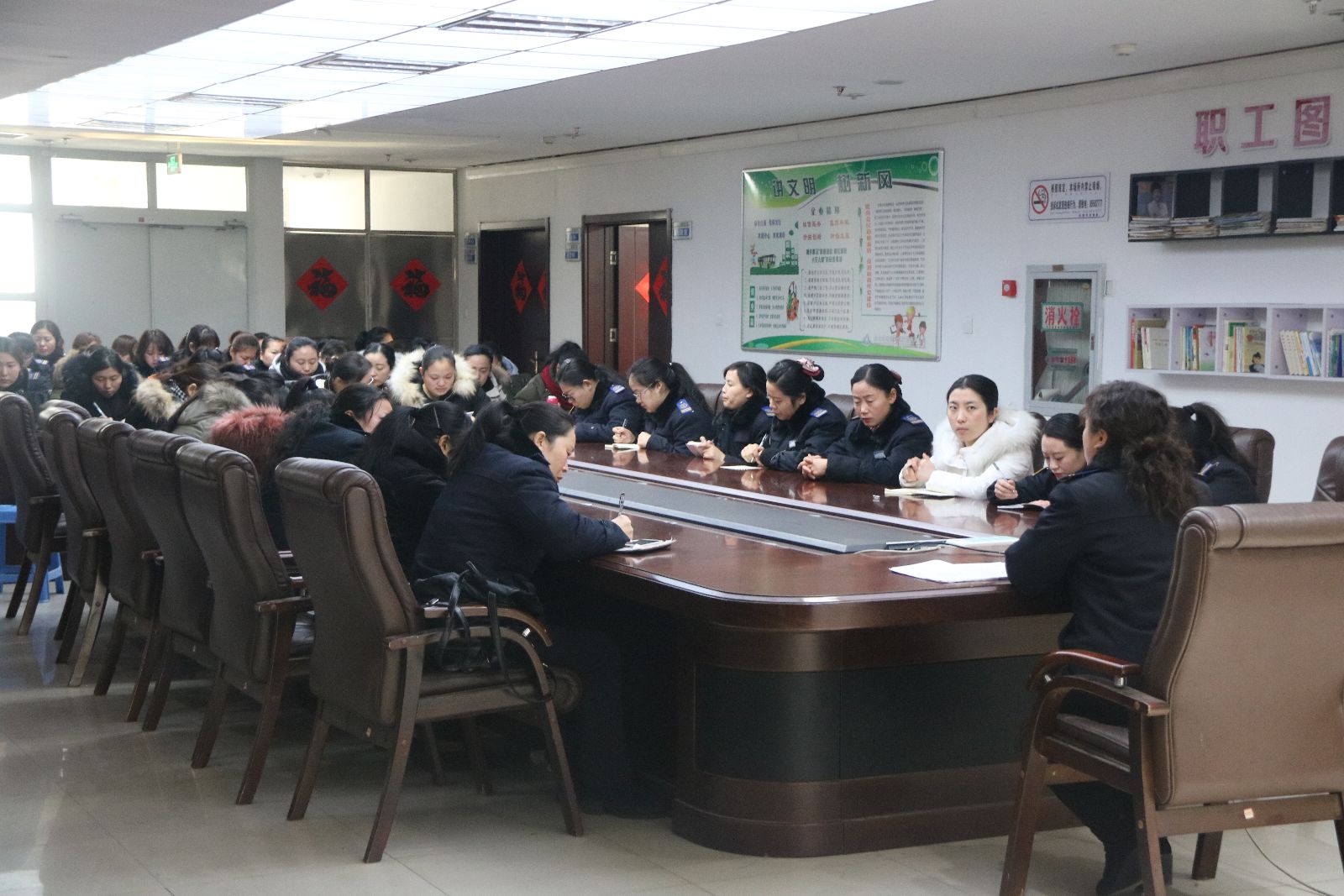 公交集團快速公司召開冬季站務員“文明安全、優(yōu)質(zhì)服務”會議