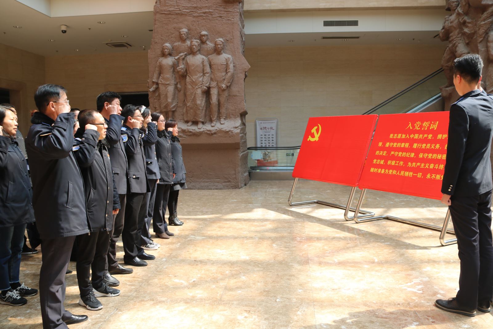 公交集團(tuán)機(jī)關(guān)總支開展“緬懷先烈憶初心、傳承精神勇?lián)?dāng)”主題黨日活動(dòng)