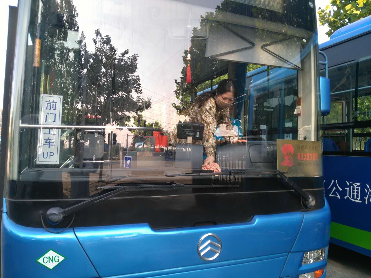 公交東部公司繼續(xù)開展首末站“一趟一掃一抹”活動