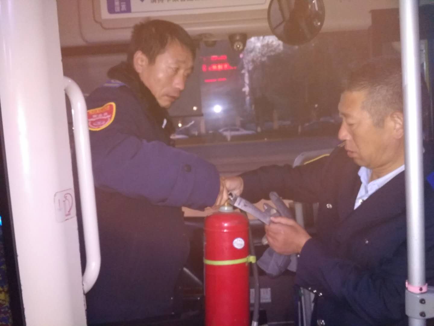 公交集團(tuán)快速公司做好車輛換季維護(hù)工作