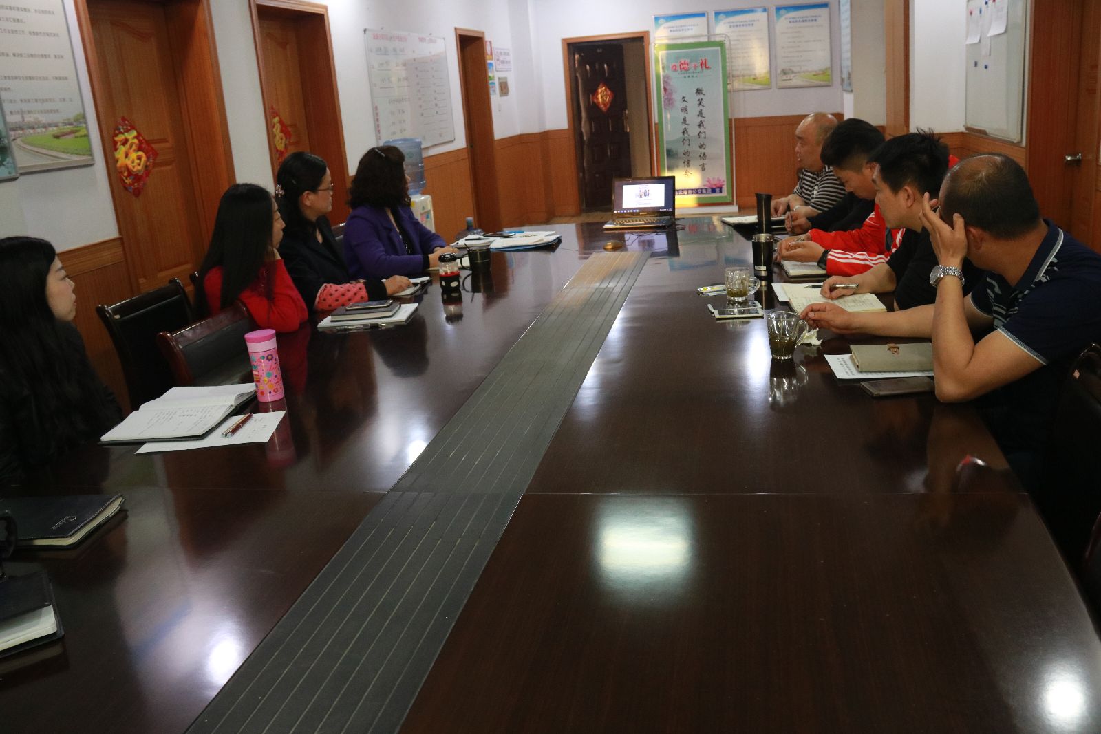 公交新浦公司組織固定學(xué)習(xí)日觀看《船廠諜影》、《追夢英雄》