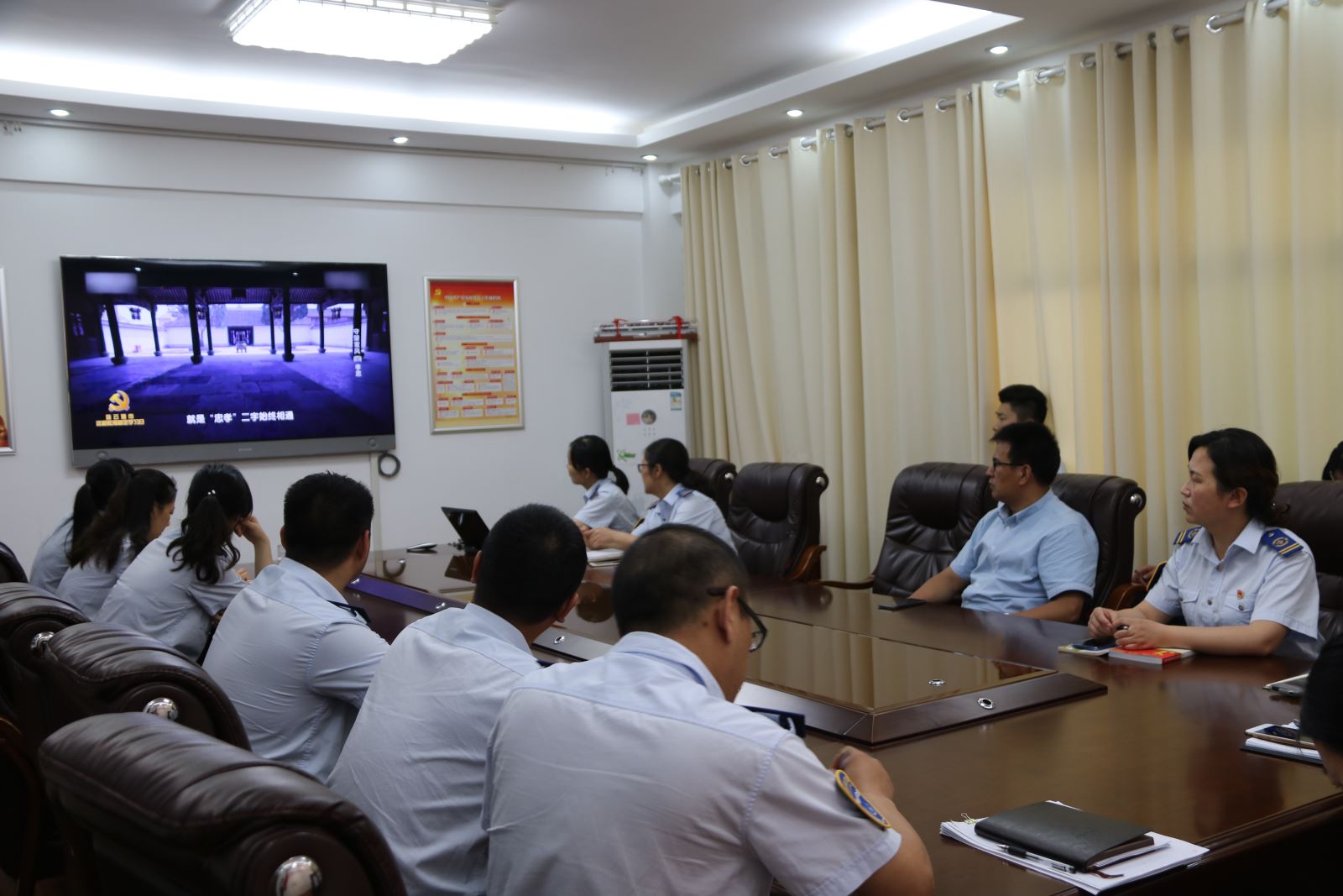 公交集團組織觀看學(xué)習(xí)《守望家風(fēng)》文獻紀錄片之《忠孝》《傳承》