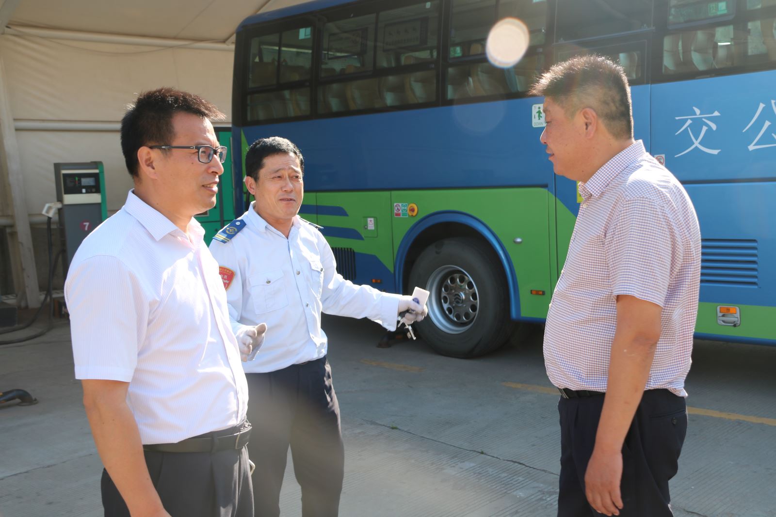公交集團領(lǐng)導(dǎo)班子上路上線開展創(chuàng)文專項檢查