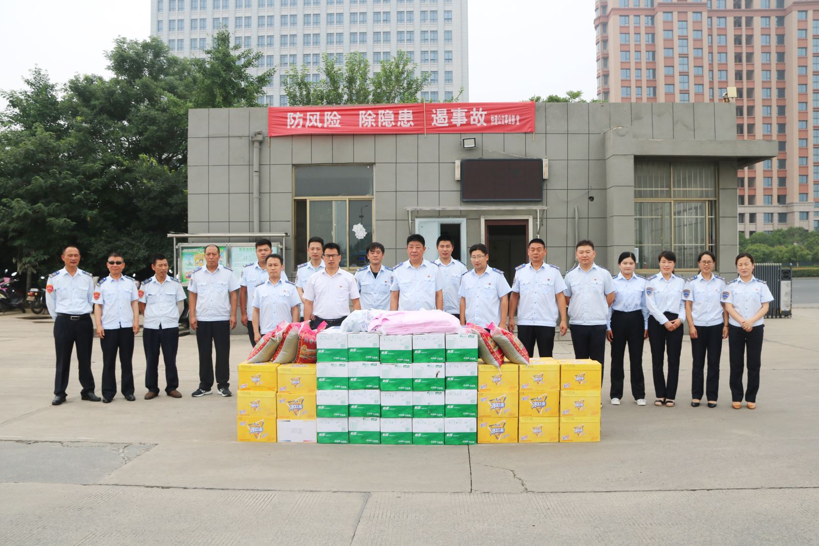 公交集團領(lǐng)導(dǎo)班子“夏送清涼” 走訪慰問一線公交職工