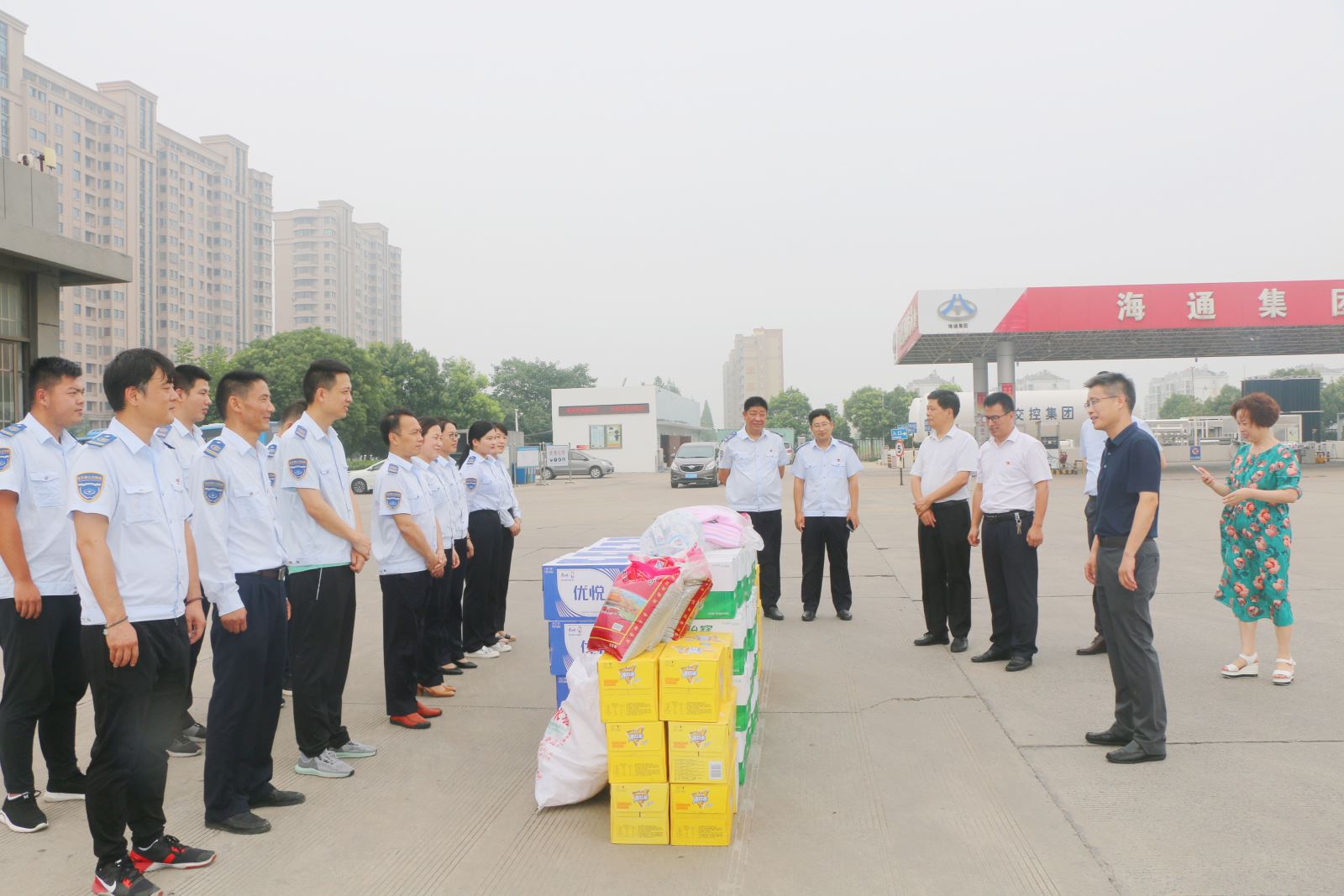 交通控股集團領(lǐng)導(dǎo)深入公交一線為職工“夏送清涼”