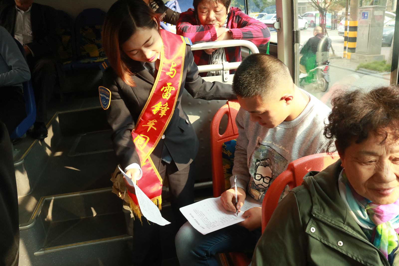 公交集團新浦公司23路開展“九九重陽節(jié)、濃濃敬老情”活動