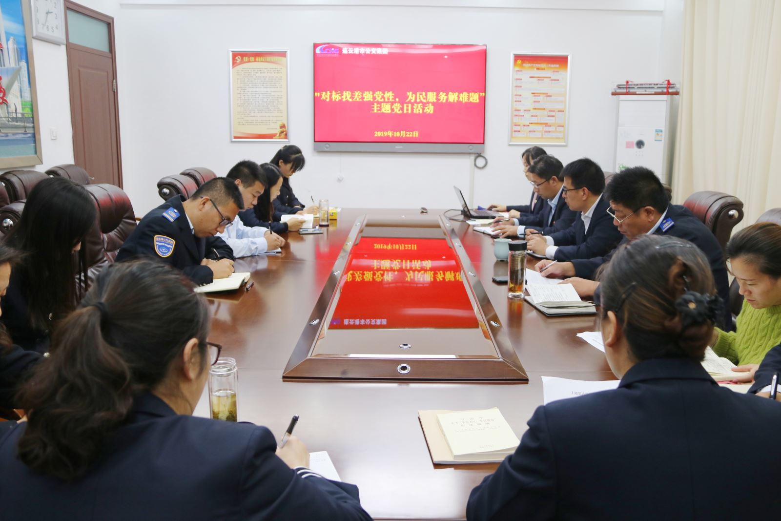 公交集團(tuán)機(jī)關(guān)黨總支開展“對(duì)標(biāo)找差強(qiáng)黨性，為民服務(wù)解難題”主題黨日活動(dòng)