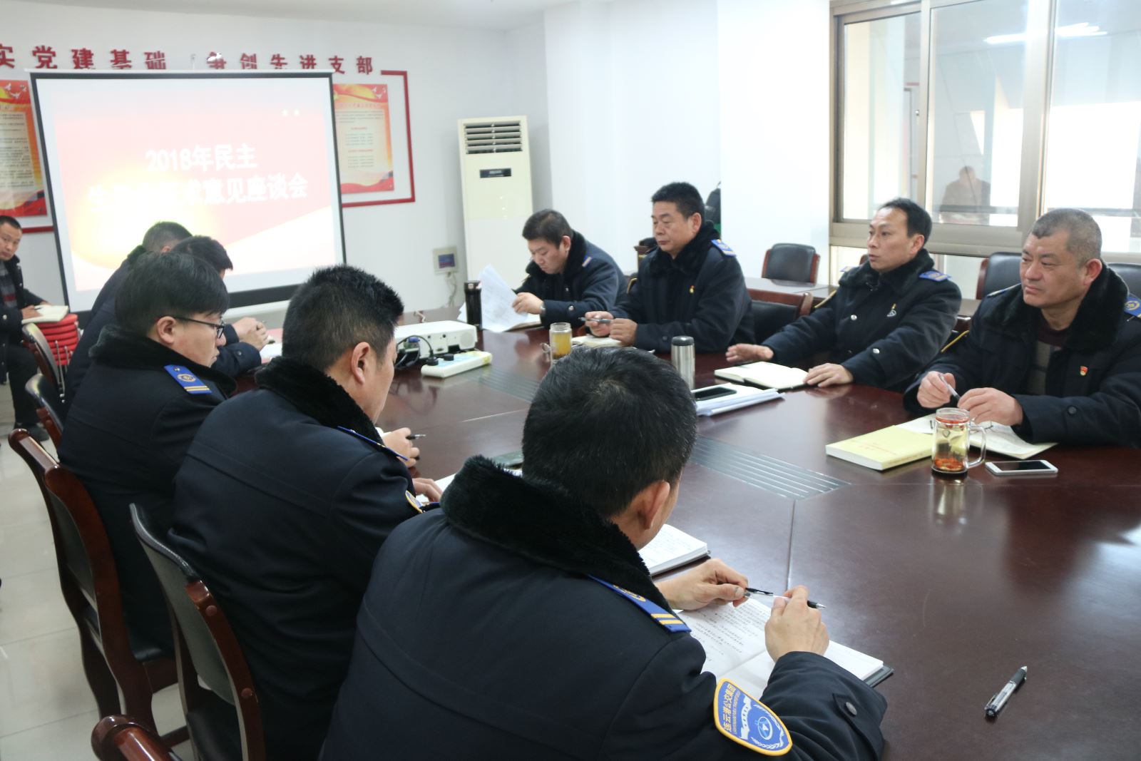 公交集團快速公交事業(yè)部開展民主生活征求意見座談會