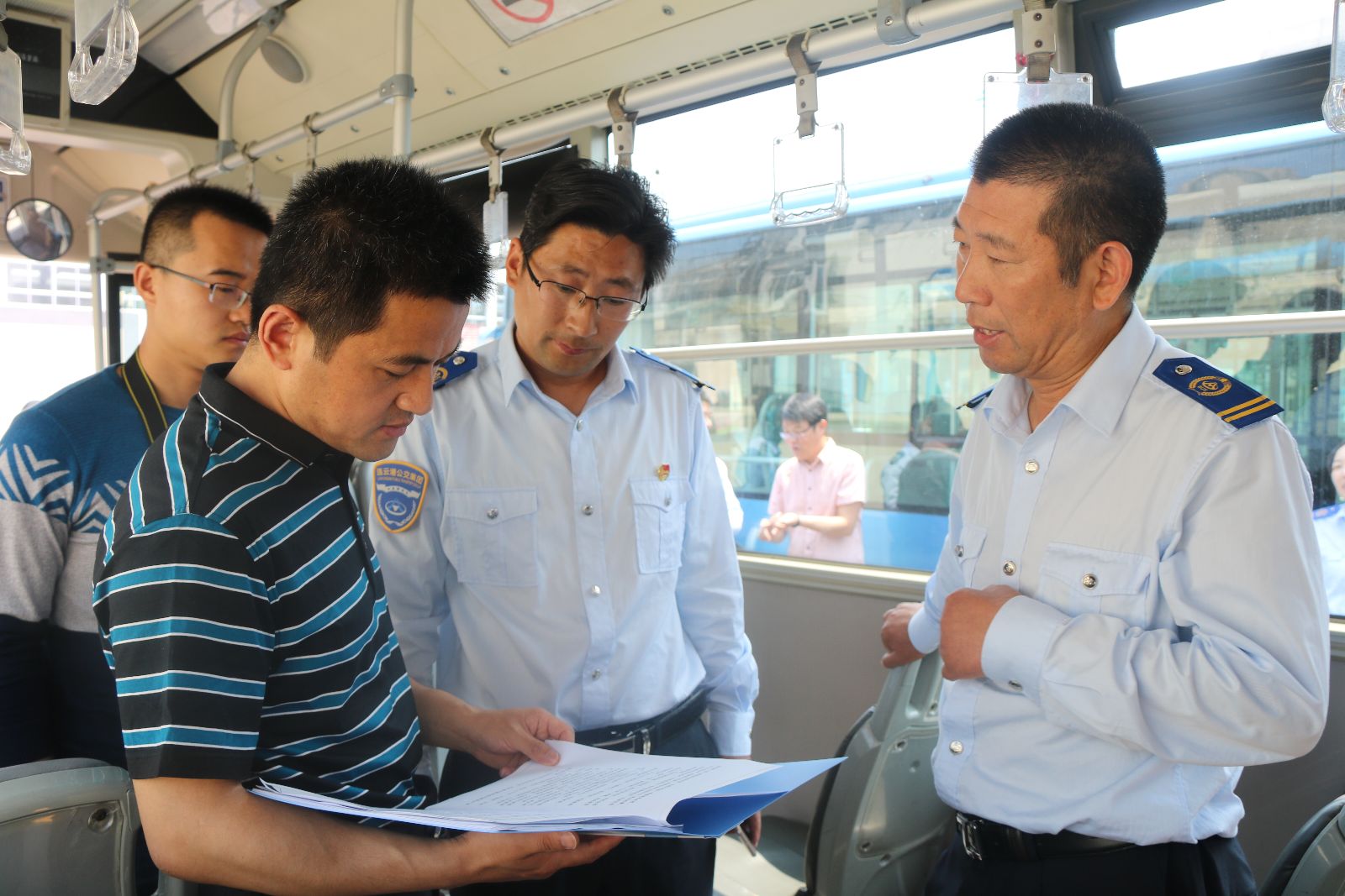 市交通局運(yùn)管處領(lǐng)導(dǎo)來到海州客運(yùn)站檢查公交創(chuàng)文工作