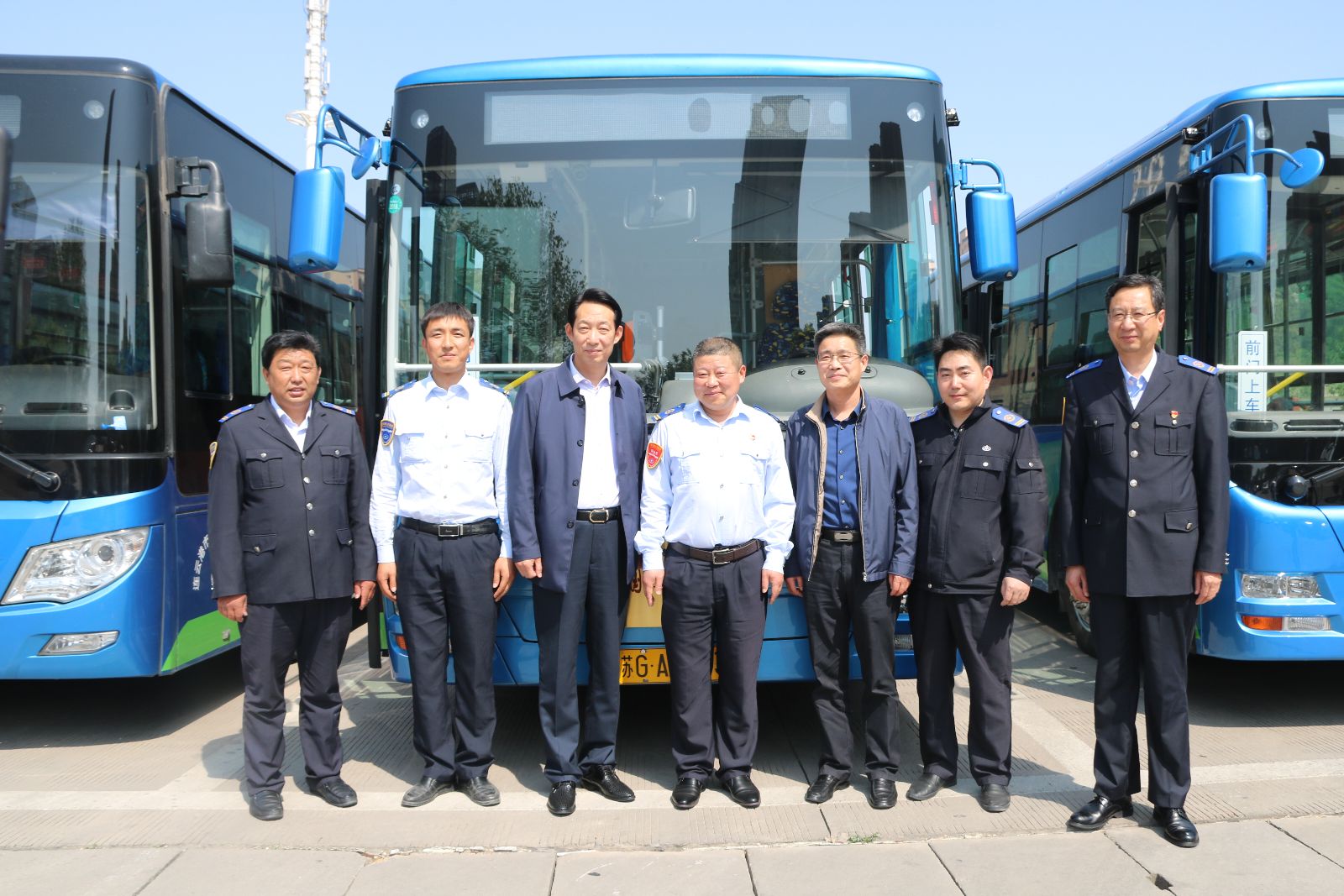 交通控股集團(tuán)領(lǐng)導(dǎo)五一節(jié)前慰問(wèn)公交集團(tuán)一線員工