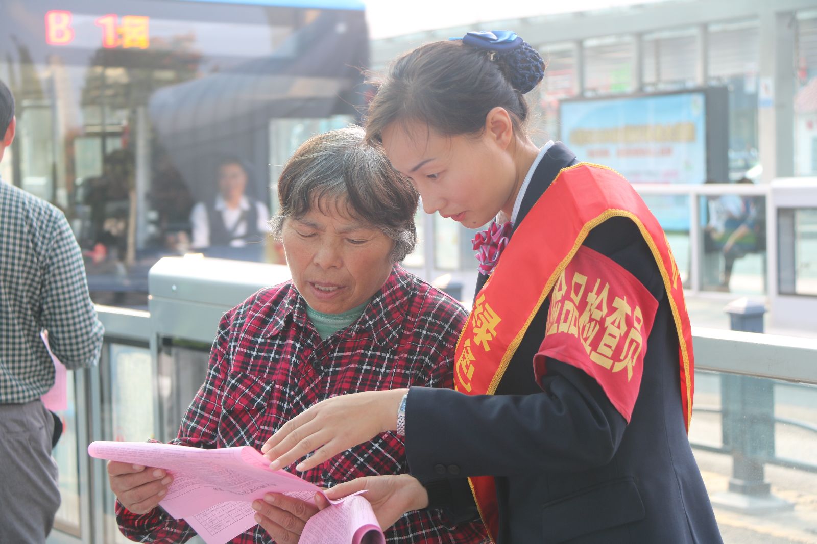 公交快速公司開展“老年乘客乘坐BRT注意事項”主題宣傳活動