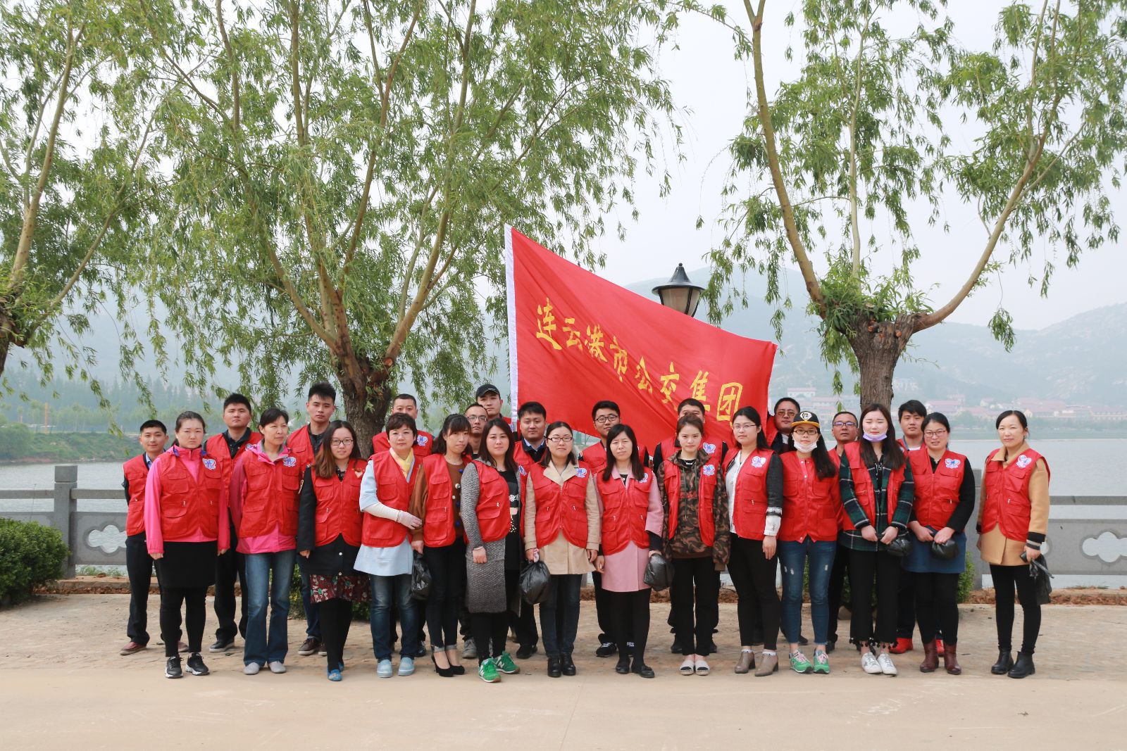 公交集團(tuán)組織開展志愿環(huán)?；顒?dòng)