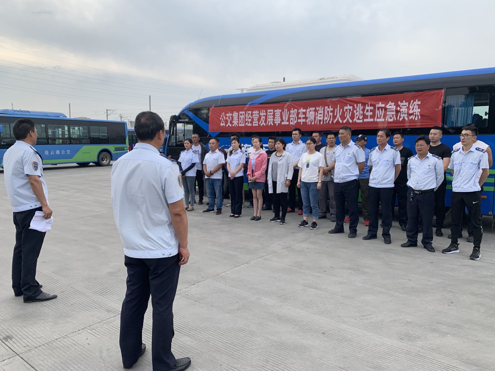 公交集團經營發(fā)展事業(yè)部開展車輛消防應急逃生演練工作