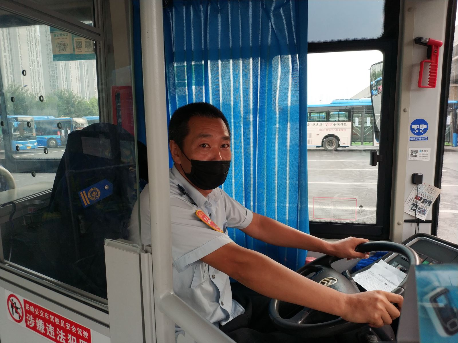 公交集團(tuán)公交事業(yè)二部37路駕駛員孫衛(wèi)東及時(shí)歸還乘客丟失的手機(jī)受表?yè)P(yáng)