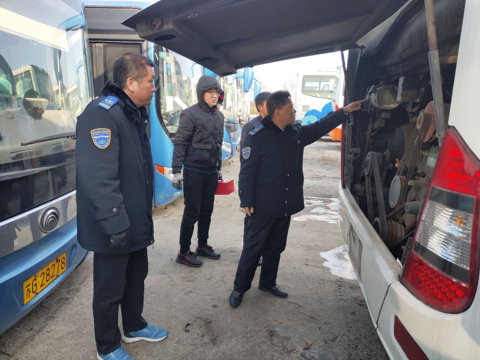 公交集團(tuán)機(jī)務(wù)技術(shù)事業(yè)部開展待運(yùn)營(yíng)車輛檢查工作