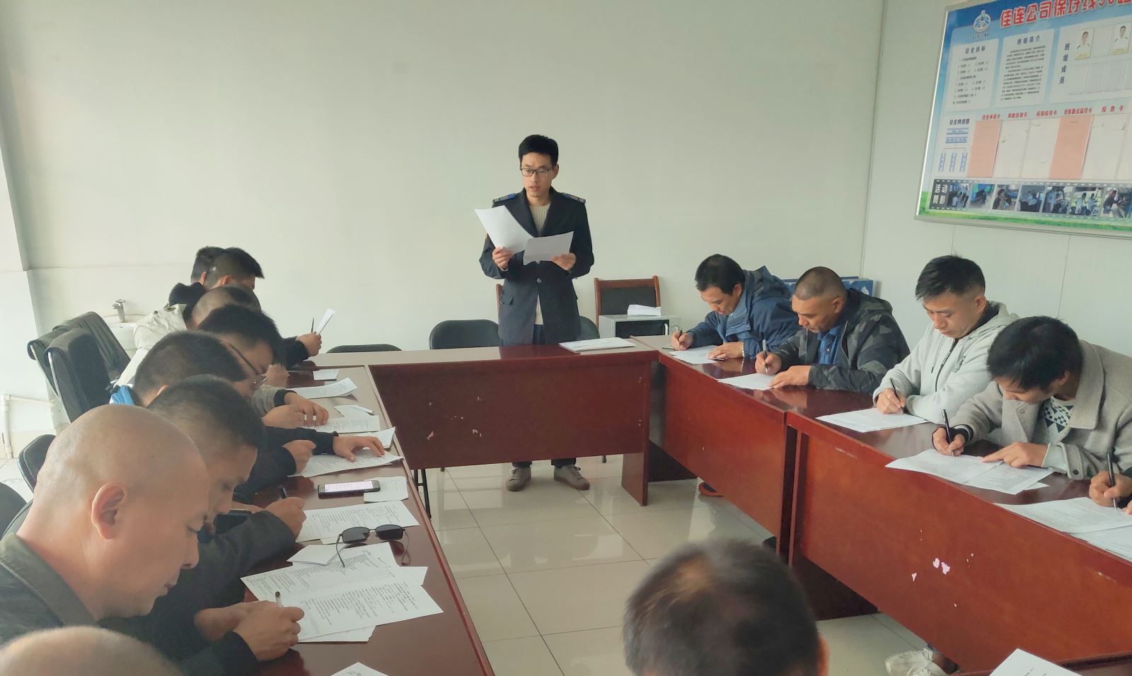 公交集團機務(wù)技術(shù)事業(yè)部對新進駕駛員進行崗前機務(wù)培訓(xùn)