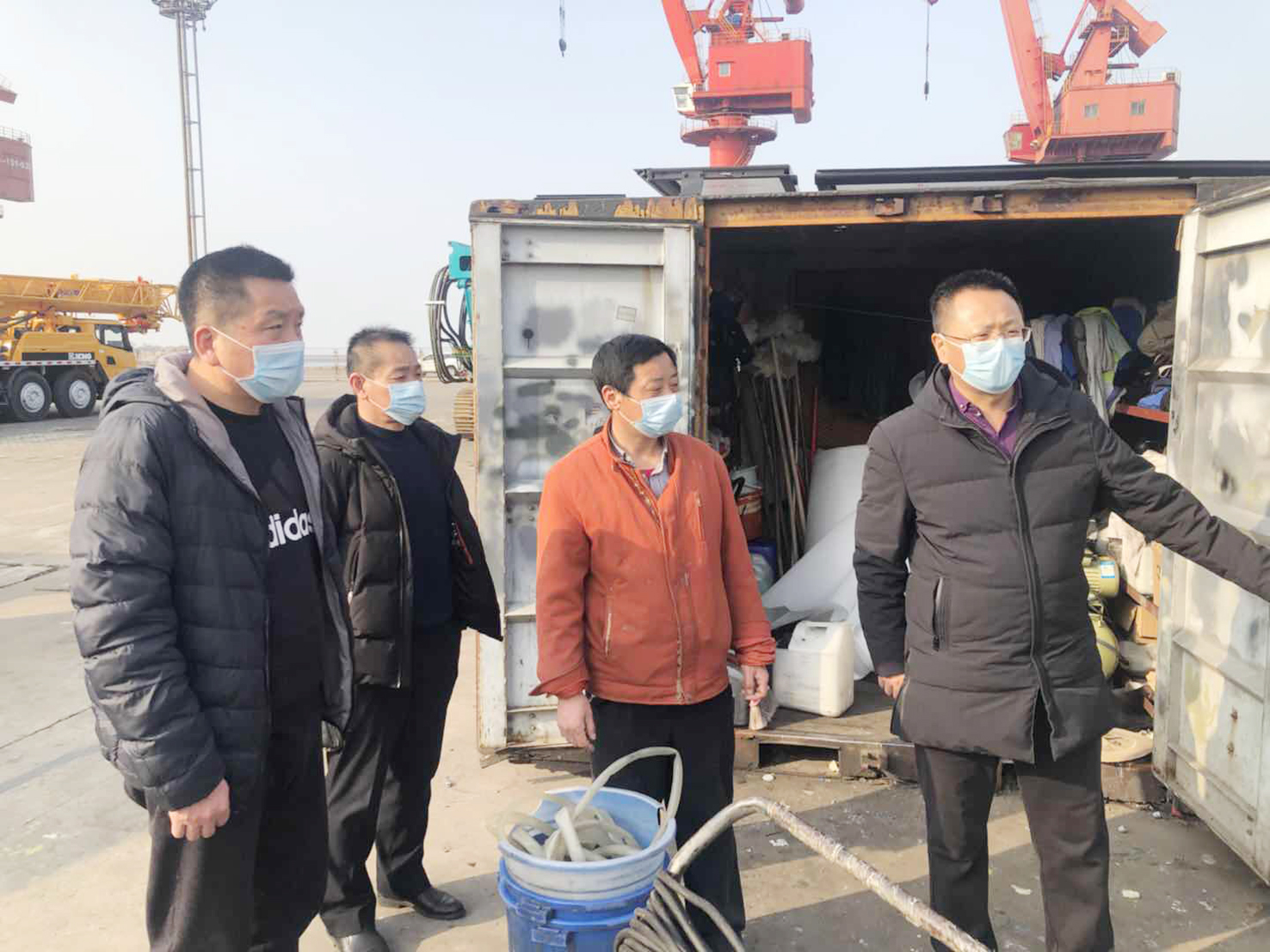 公交集團機務技術事業(yè)部領導班子集體，慰問港口服務一線人員