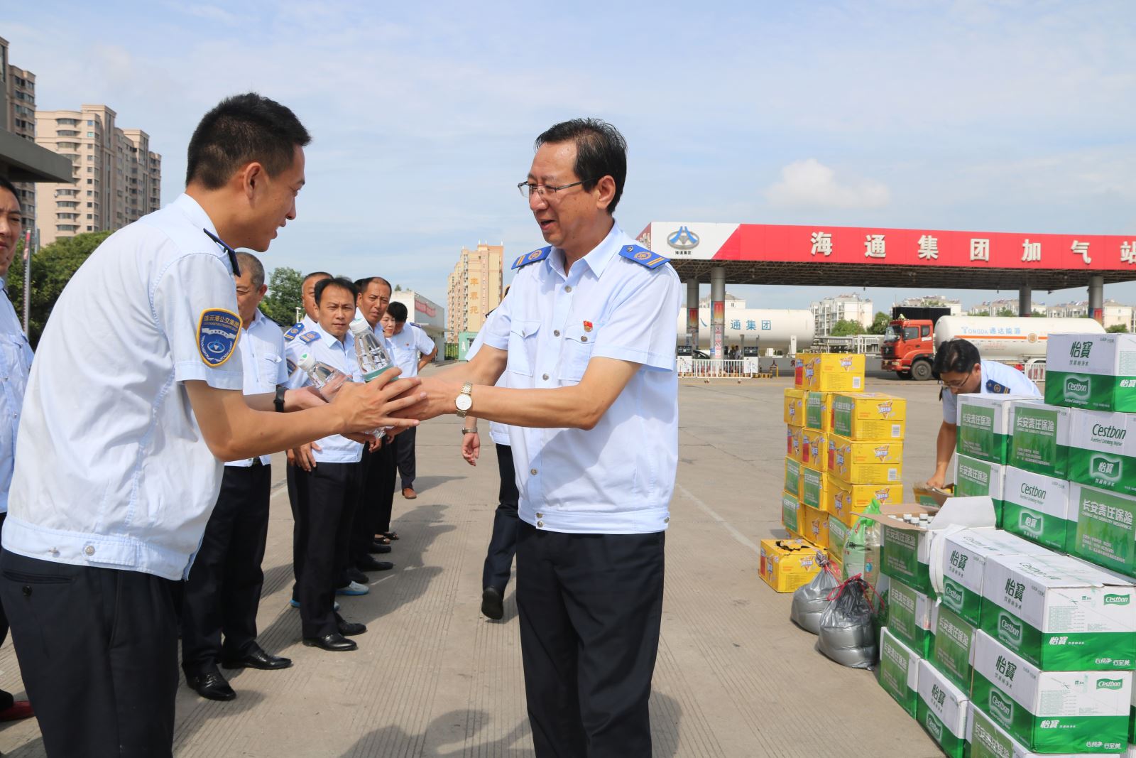 致敬高溫下的公交人（一）：太陽很烈，你們很美！