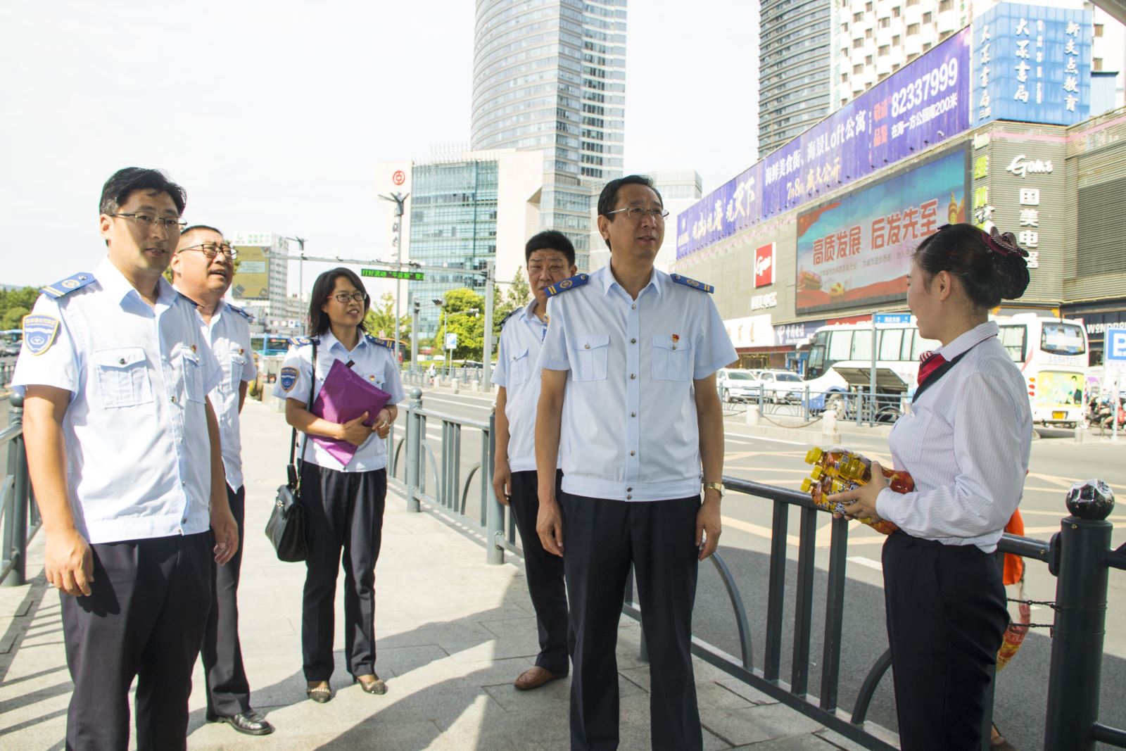 炎炎夏日“送清涼” 濃濃關(guān)愛暖人心