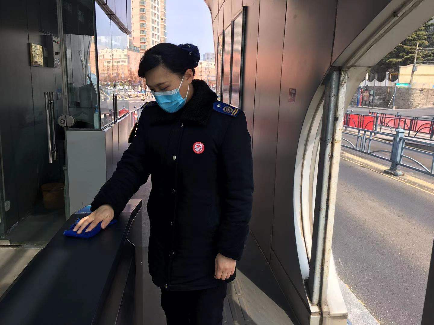 快速公交事業(yè)部站務(wù)員柳小敏幫助乘客獲表揚