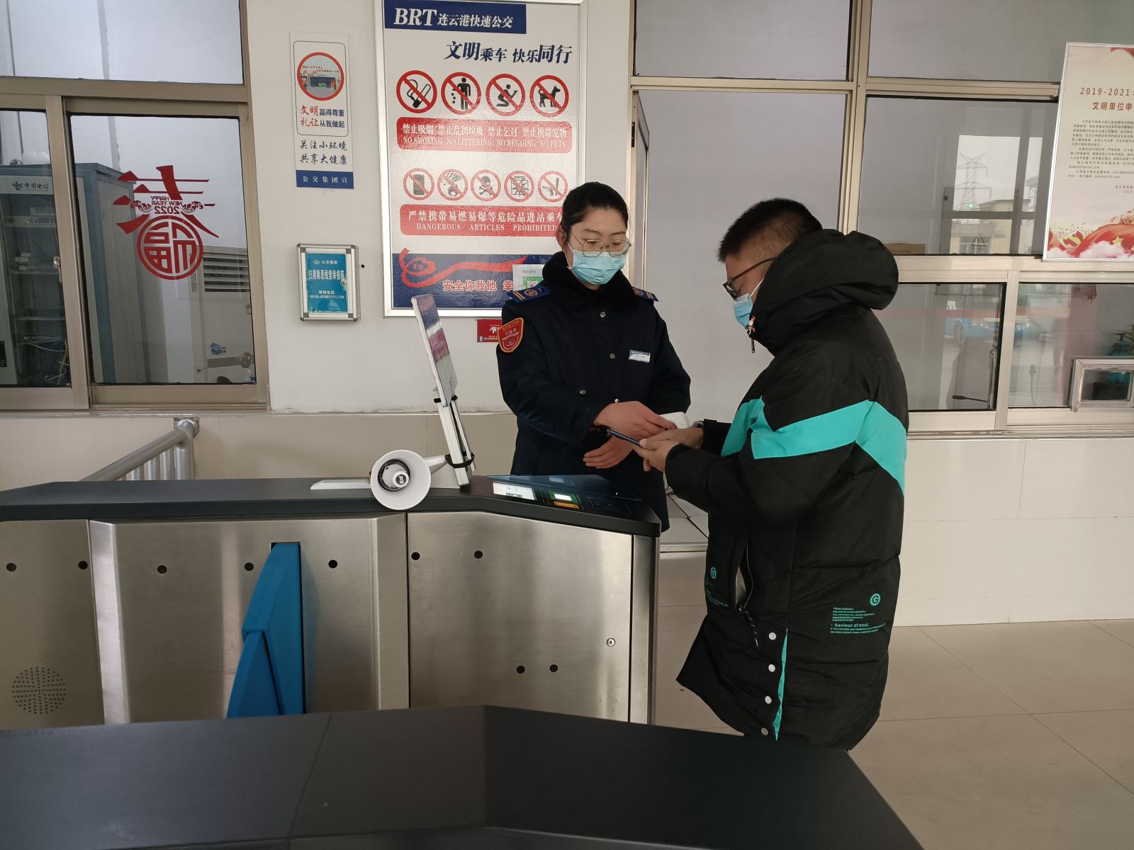 快速公交事業(yè)部站務(wù)員熊斌如歸還乘客丟失的物品獲感謝