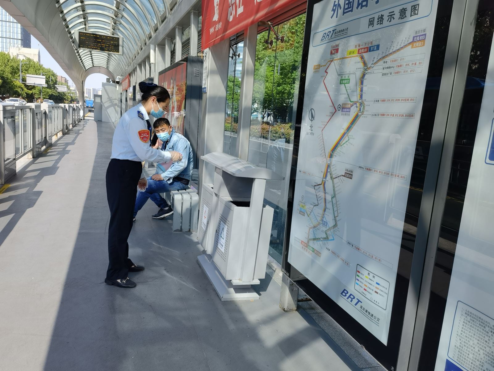 快速公交事業(yè)部站務(wù)員王慧、田玲幫助乘客找到丟失的物品獲感謝