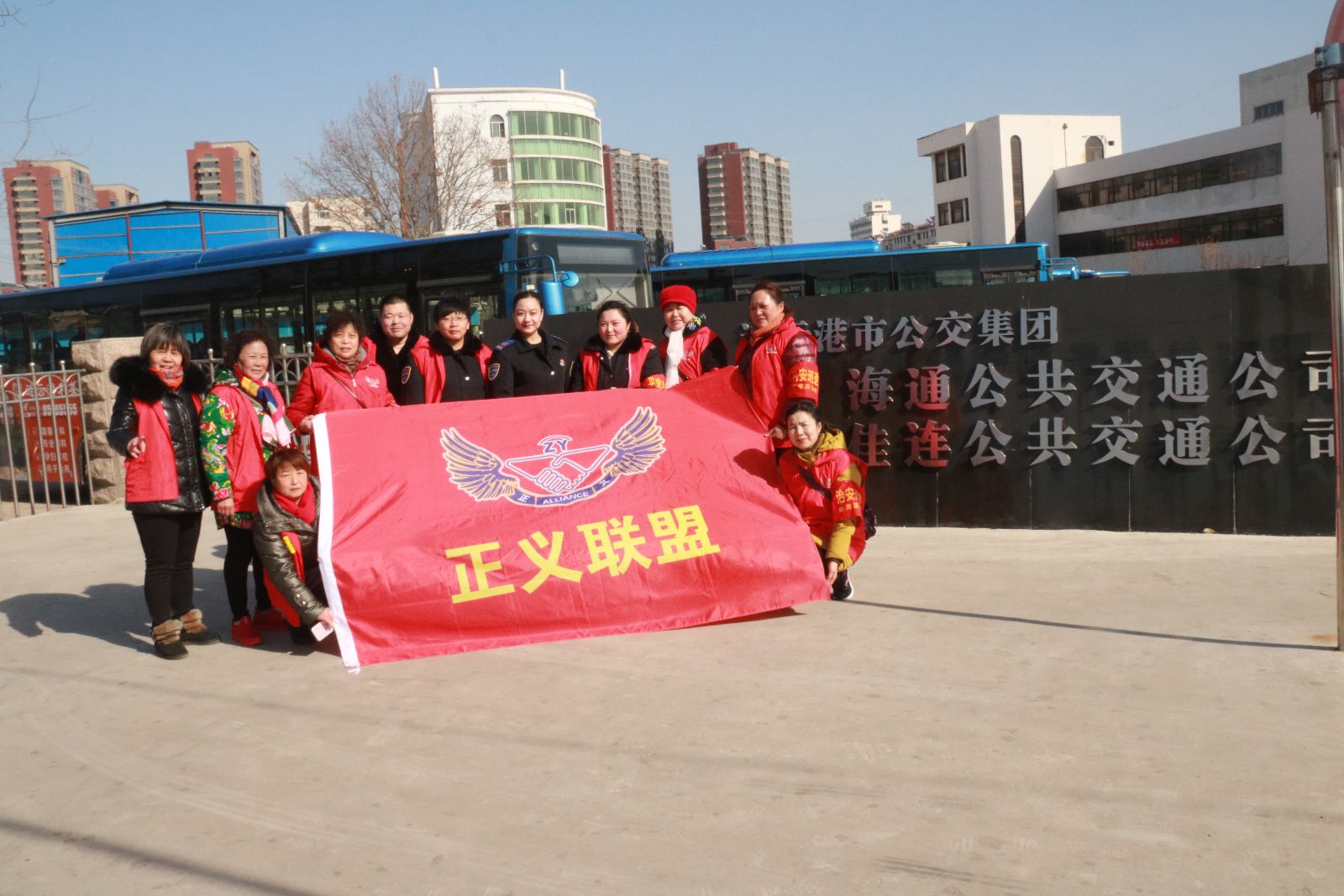 弘揚(yáng)雷鋒精神 打造滿意公交——西苑社區(qū)到公交集團(tuán)開(kāi)展志愿服務(wù)