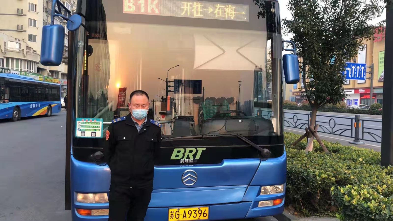 快速公交事業(yè)部B1K線駕駛員袁洪波 拾金不昧獲感謝