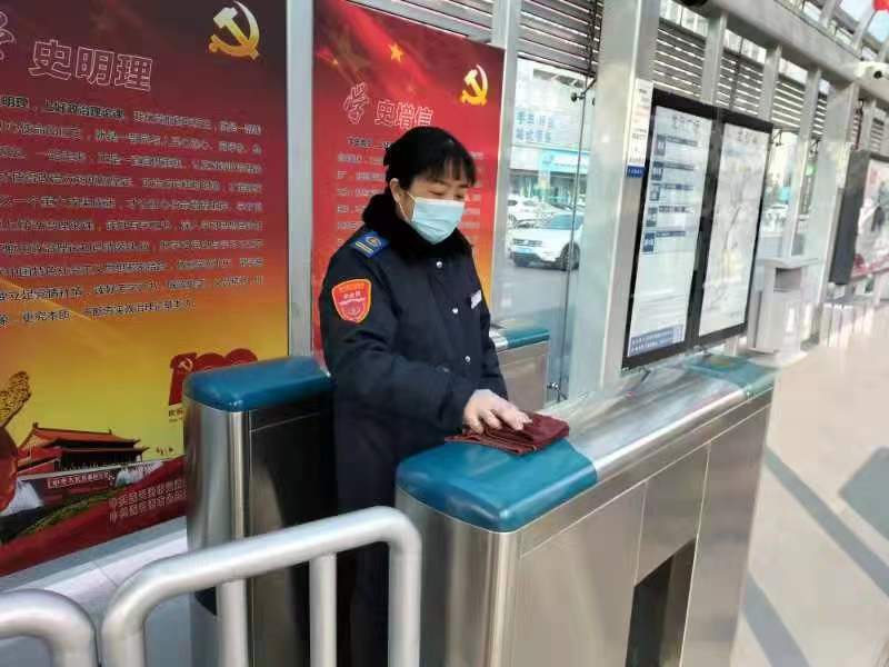 快速公交事業(yè)部站務(wù)員詹雪歸還乘客丟失的包獲感謝